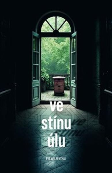 Ve stínu úlu - 9788025748176